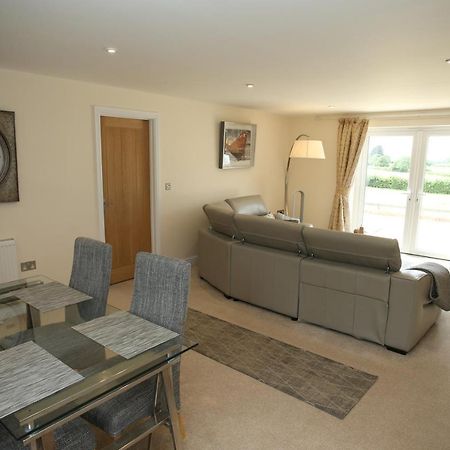 Lovely Two Bedroom Bungalow With Hot Tub Yeovil Eksteriør billede
