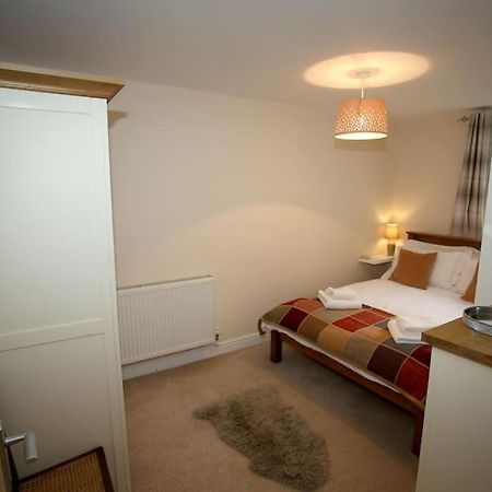 Lovely Two Bedroom Bungalow With Hot Tub Yeovil Eksteriør billede