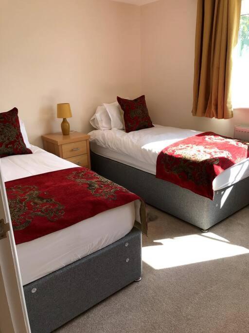 Lovely Two Bedroom Bungalow With Hot Tub Yeovil Eksteriør billede