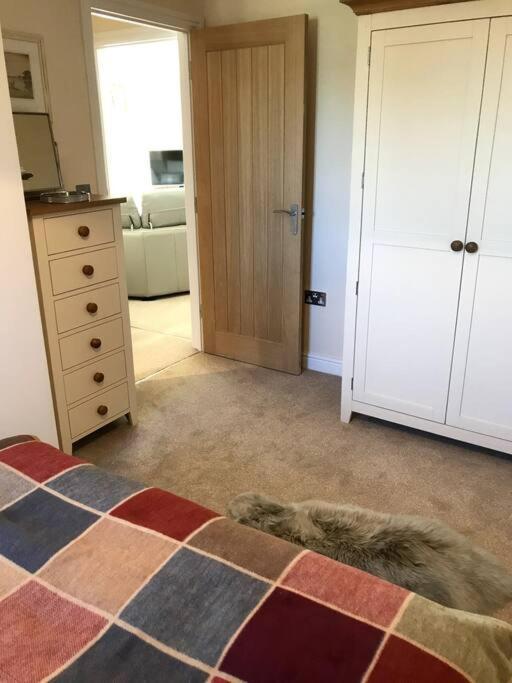 Lovely Two Bedroom Bungalow With Hot Tub Yeovil Eksteriør billede