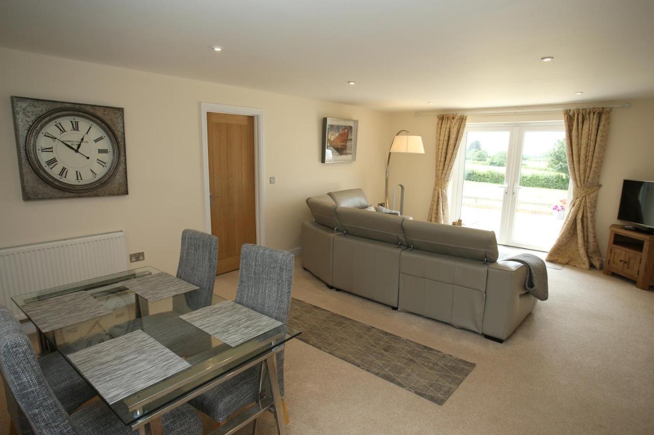 Lovely Two Bedroom Bungalow With Hot Tub Yeovil Eksteriør billede