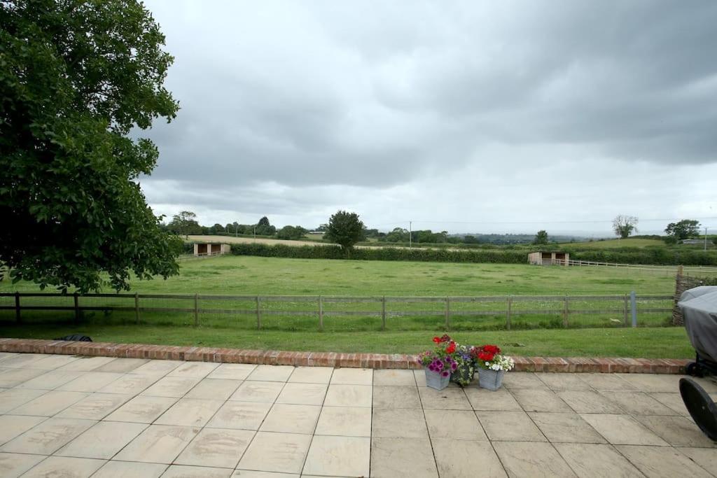 Lovely Two Bedroom Bungalow With Hot Tub Yeovil Eksteriør billede