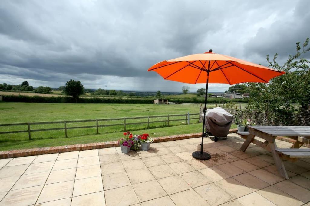 Lovely Two Bedroom Bungalow With Hot Tub Yeovil Eksteriør billede