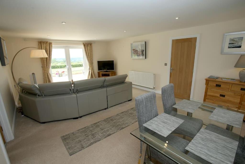 Lovely Two Bedroom Bungalow With Hot Tub Yeovil Eksteriør billede