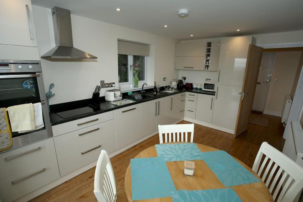 Lovely Two Bedroom Bungalow With Hot Tub Yeovil Eksteriør billede