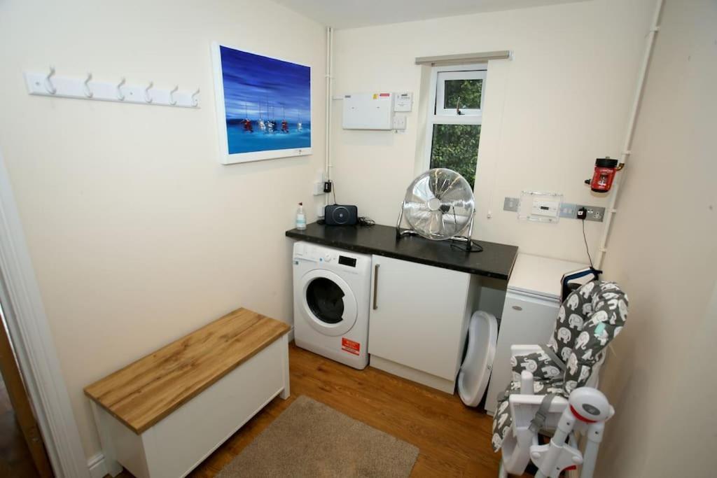 Lovely Two Bedroom Bungalow With Hot Tub Yeovil Eksteriør billede